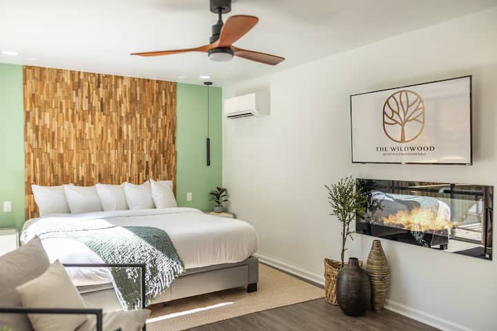 قد لا ترغب أبدًا في مغادرة الجناح الرئيسي، الذي يتميز بجدار جميل من خشب الساج ومنطقة جلوس مريحة وتلفزيون ومدفأة وحمام داخلي فاخر وسطح تشمس خاص للاسترخاء التام.