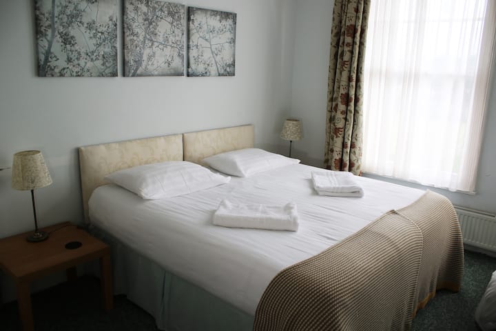 Chambre 1 : double ou lits jumeaux avec salle de bains attenante