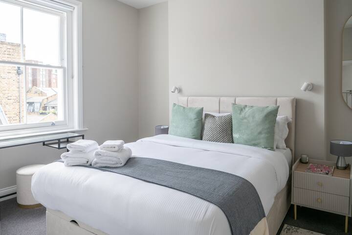 Spectacular flat located in prime Notting Hill gallery image 5