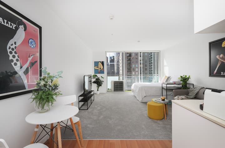 Furahia uhuru wa mpangilio huu ulio wazi, ambapo maeneo ya kuishi, kula na jikoni hutiririka vizuri pamoja. Inafaa kwa ajili ya kupumzika au kuburudisha, muundo huu wenye nafasi kubwa ni angavu, wenye hewa safi na umejaa mwanga wa asili kwa ajili ya mazingira ya kukaribisha.