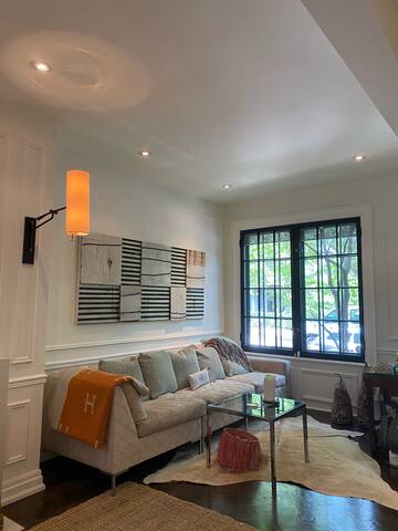 Charming Yorkville Townhouse gallery image 2