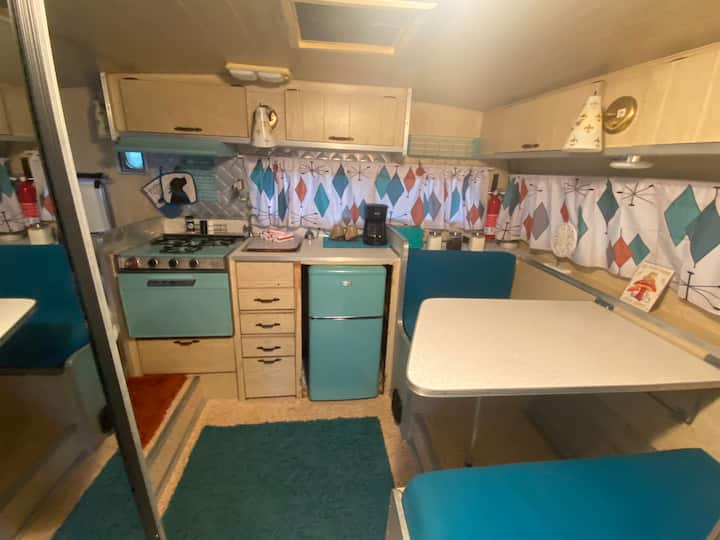 Two Rivers Ozark Cabins- Vintage Camper - Eminence, MO