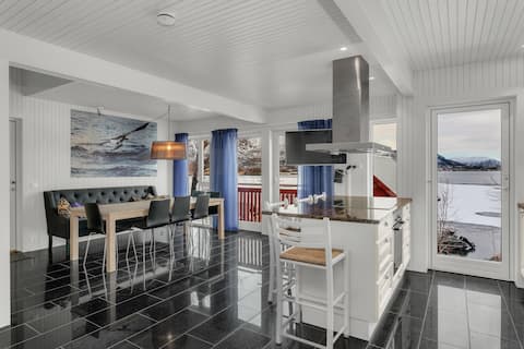 Big Luxurious water front apartment I Activities