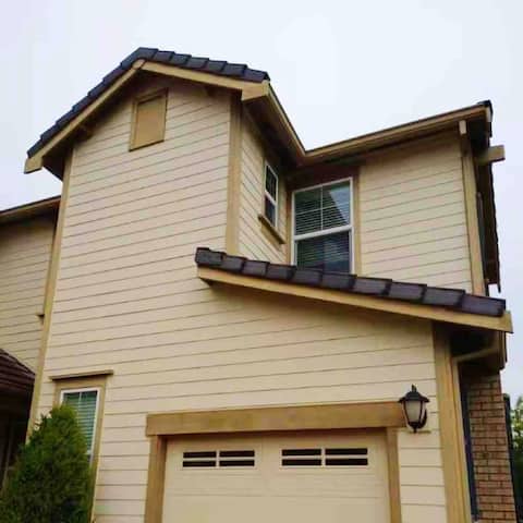 GREAT HERE! 1-205 exit 2/Studio/Private entrance