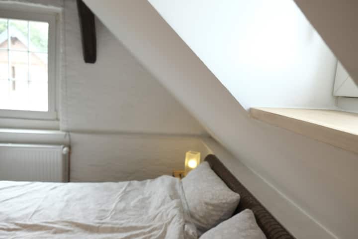 Prava drvena prozorska klupčica: detalji u gornjoj spavaćoj sobi