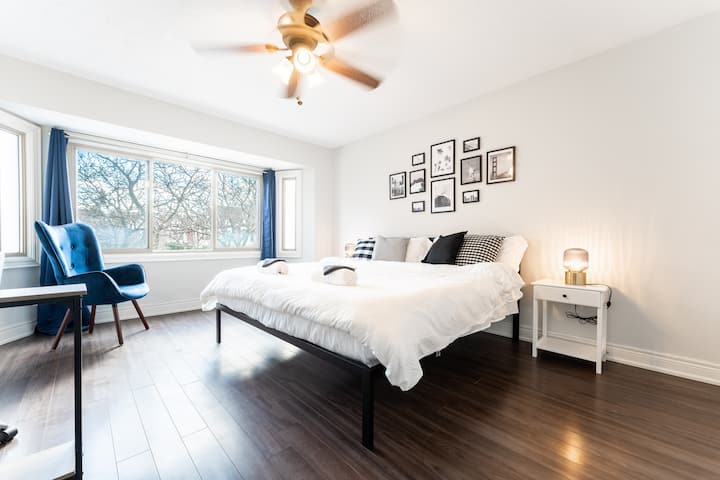 ห้องนอนหลักมีเตียงขนาดคิงไซส์ที่สะดวกสบายและเวิร์คสเตชันคู่