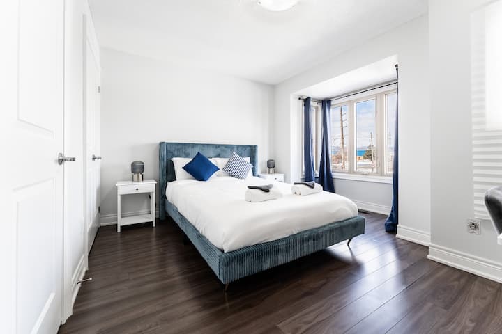 ห้องนอนที่ 2 พร้อมเตียงควีนไซส์โต๊ะทำงานและพื้นที่ตู้เสื้อผ้ามากมาย