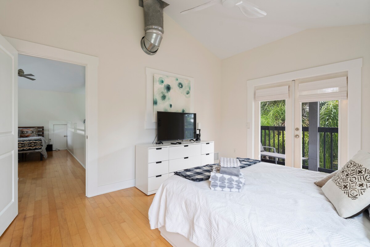 Კიდევ ერთი საძინებელი ლოფტიდან, რომელიც სავსეა დიდი ტელევიზორით