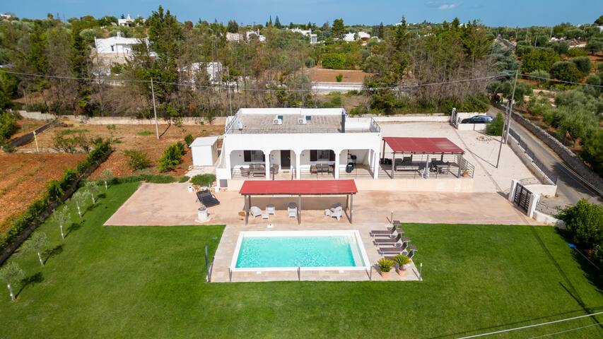 Villa SIlenzio with heated pool in Ostuni
