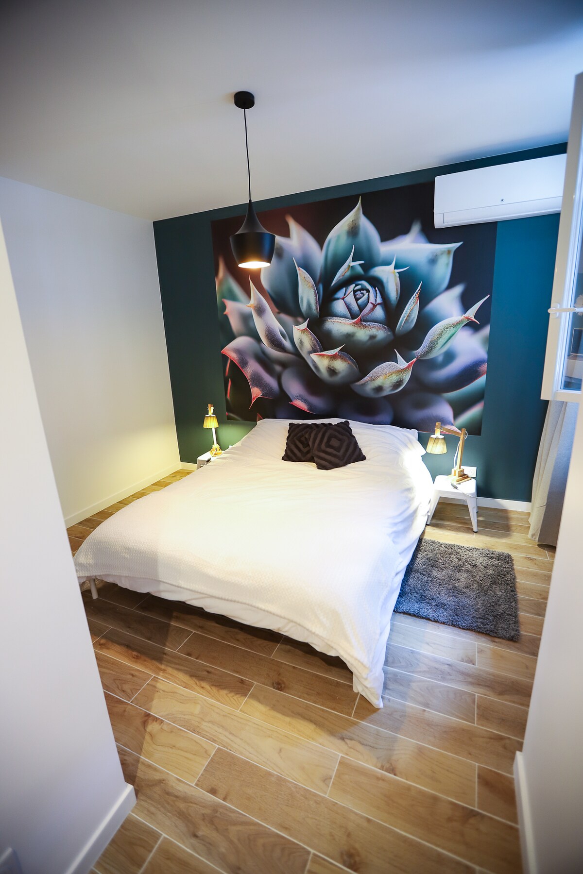 ห้องนอน #1 พร้อมห้องแต่งตัวและห้องทำงานและห้องน้ำส่วนตัวพร้อมโถสุขภัณฑ์