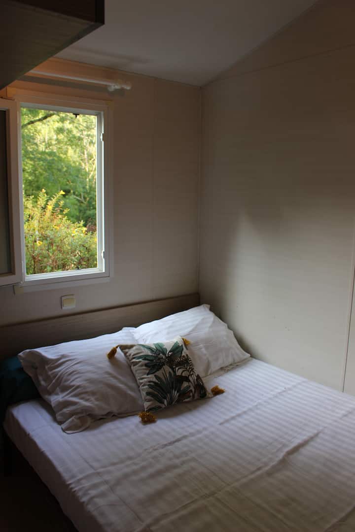 Schlafzimmer 2 mit Doppelbett 140, bestehend aus Regalschrank und Kleiderschrank und Hängeschrank.

