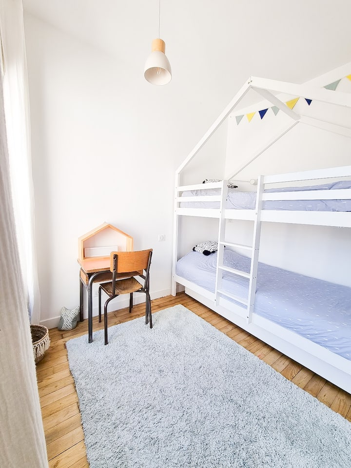 Спалня с балкон: 1 двуетажно легло и бюро
** ВНИМАВАЙТЕ, само децата имат достъп до двуетажното легло > максимално тегло 45 кг **