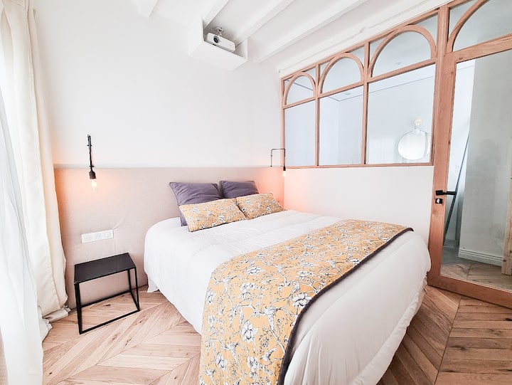 CocOon & Suites представя La belle des Marais: Master suite, състоящ се от двойно легло 160x200 с изглед към градината и видеопроектор  - без капаци на прозорците.
Апартаментът е оборудван с баня с вана  - само за баня