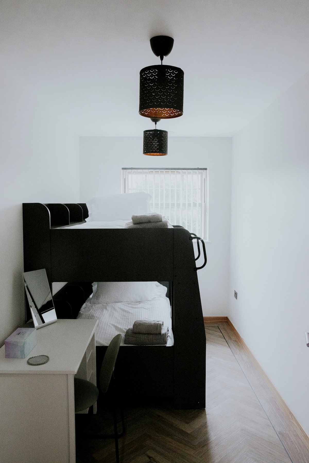 מיטות קומתיים (מתאימות לכל הגילאים) עם מרחב עבודה