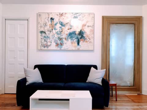 Top performing Airbnb: Small city-center apartment near the water! in Trois Rivières