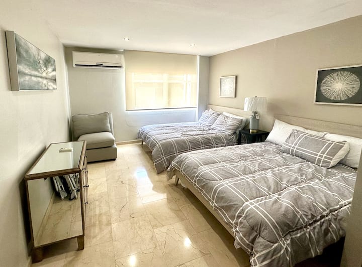 Segundo dormitorio con dos camas matrimoniales.