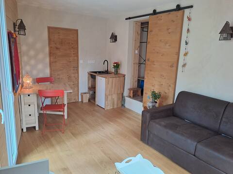 Top performing Airbnb: Charming studio near the sea. in Saint Michel Chef Chef