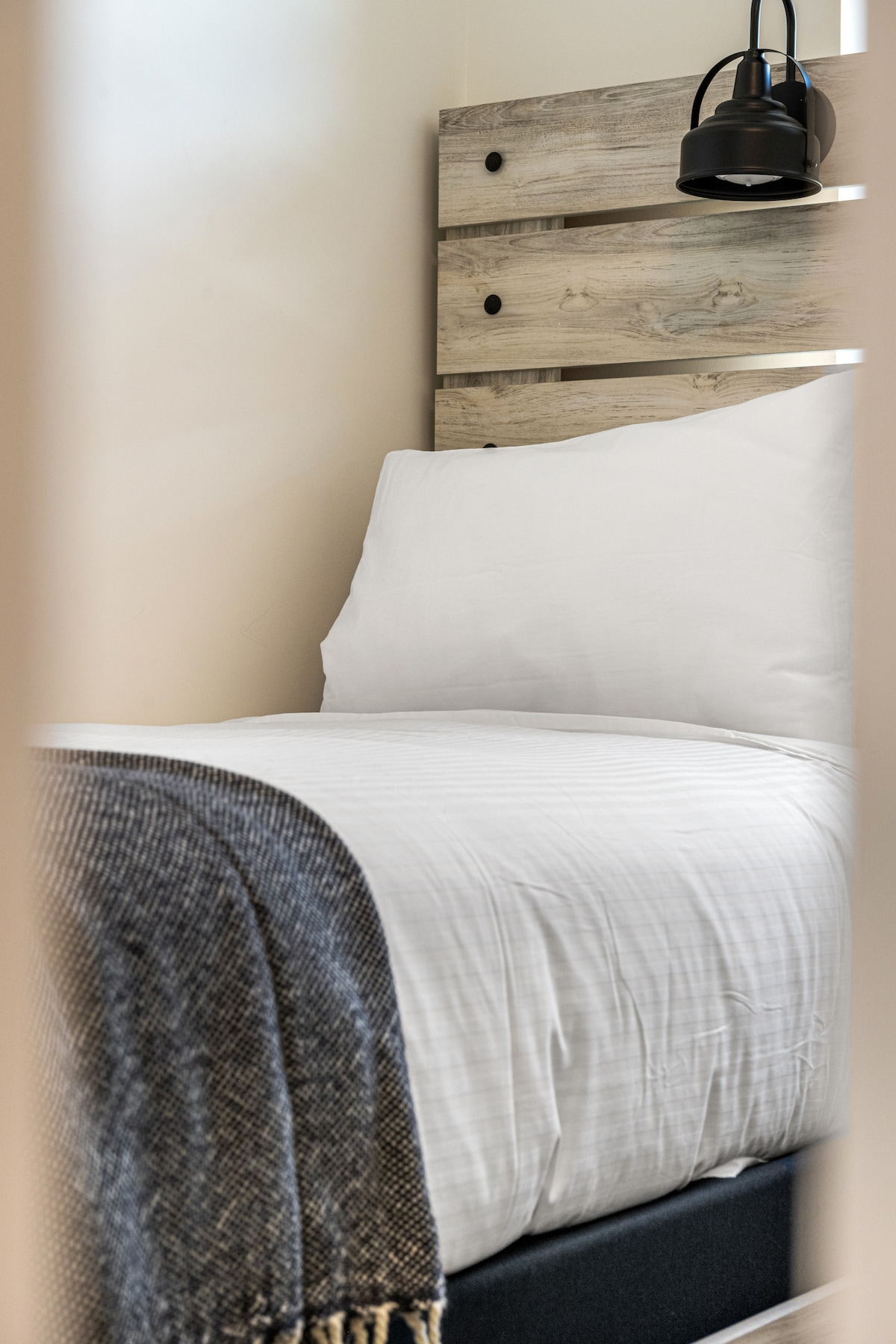 Treća spavaća soba, smještena na katu, s dva (x2) odvojena kreveta, ormarom i zavjesama za zamračivanje prostorije.