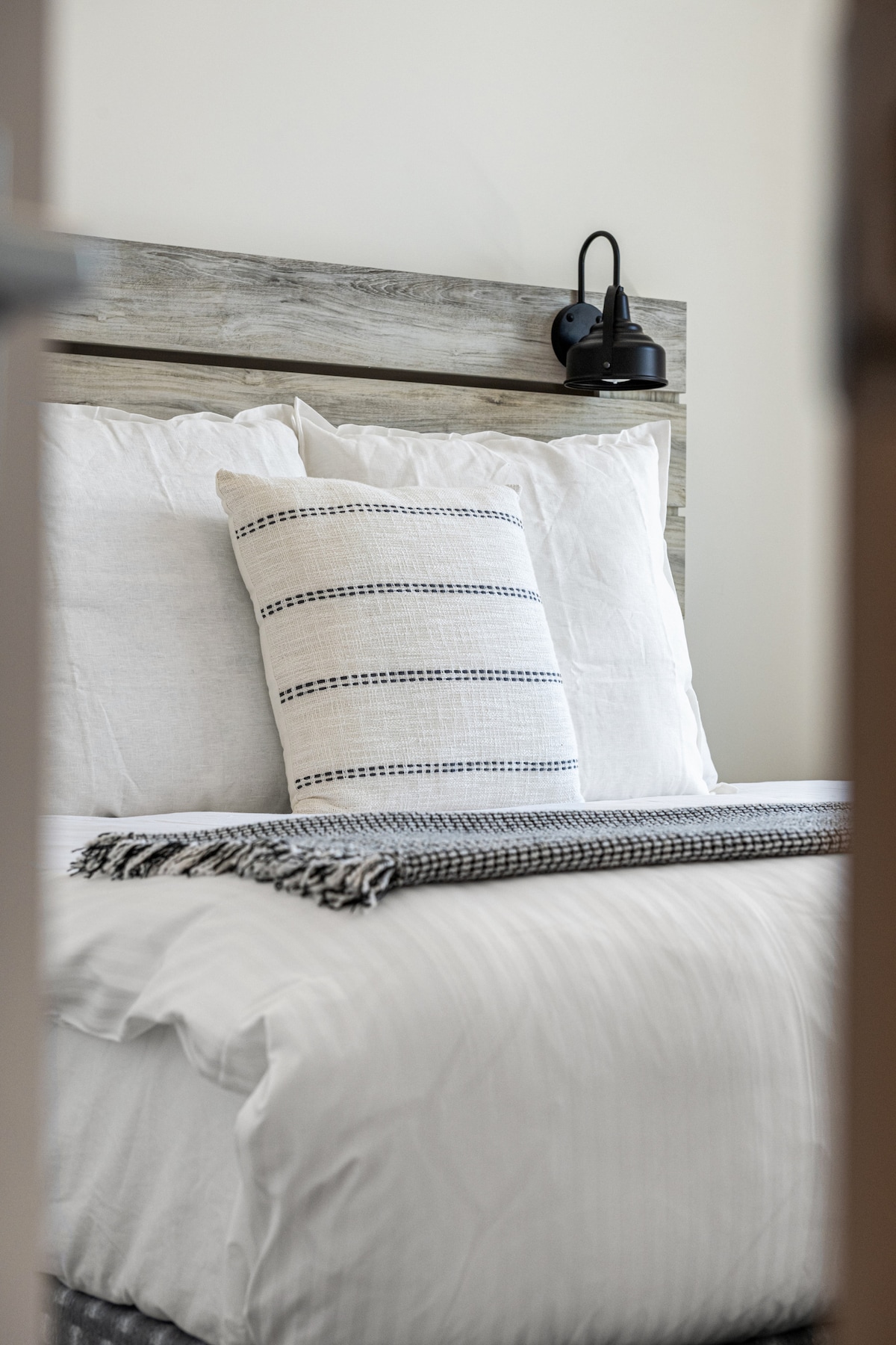 Glavna spavaća soba na katu s bračnim krevetom (king size), garderobom, privatnim balkonom, privatnom kupaonicom s dva umivaonika i tuš-kabinom sa stijenkama od stakla.