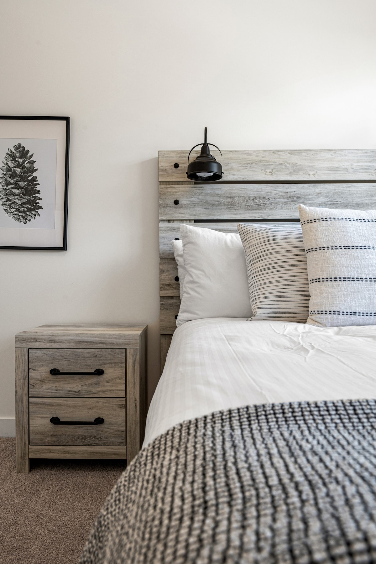 Druga spavaća soba, koja se nalazi na katu, s bračnim krevetom, komodom, ormarom i zavjesama za zamračivanje prostorije.