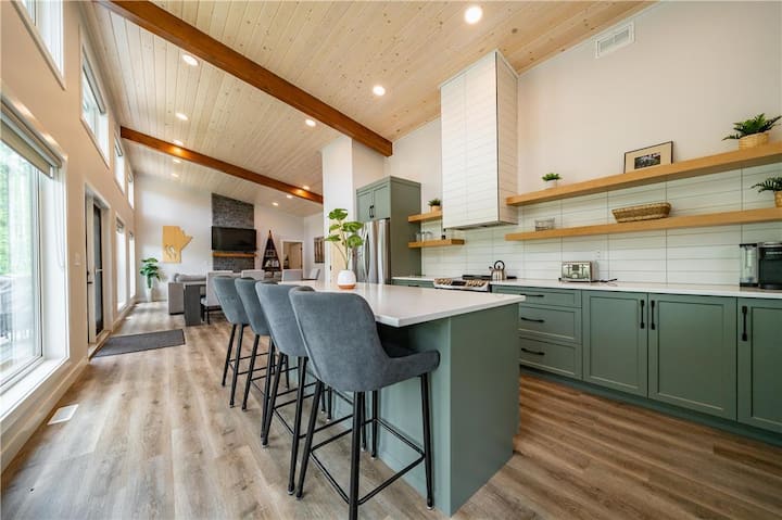 Elkhorn Residence Cabin | 4 BR, Hot Tub & Arcade
