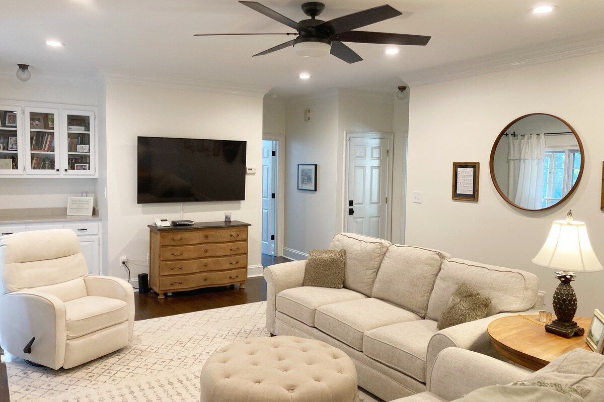 נוף לסלון הראשי מהמטבח.