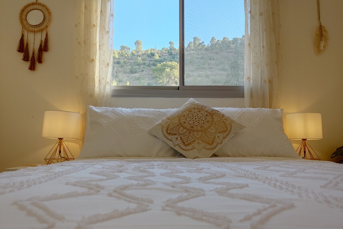 Spavaća soba 2, zeleni pogled iz sobe. Unutrašnjost i vanjski dio (pogled na planinu Gilboa) miješaju se u pastoralizam