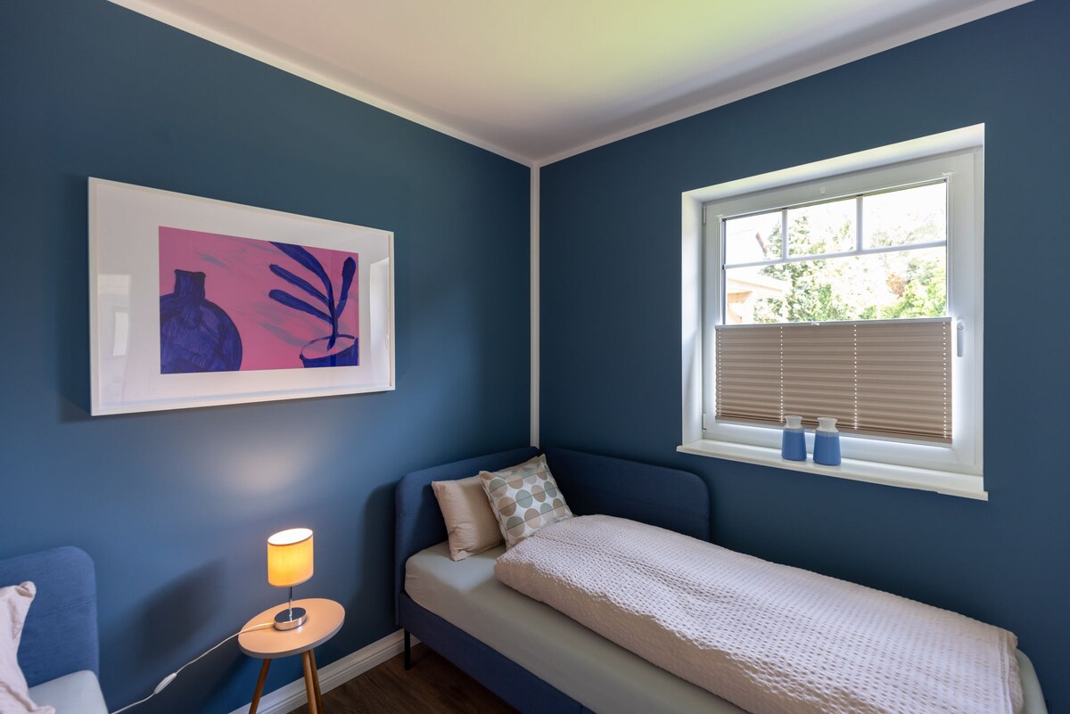 Spavaća soba br. 1 u suterenu s dva odvojena kreveta.