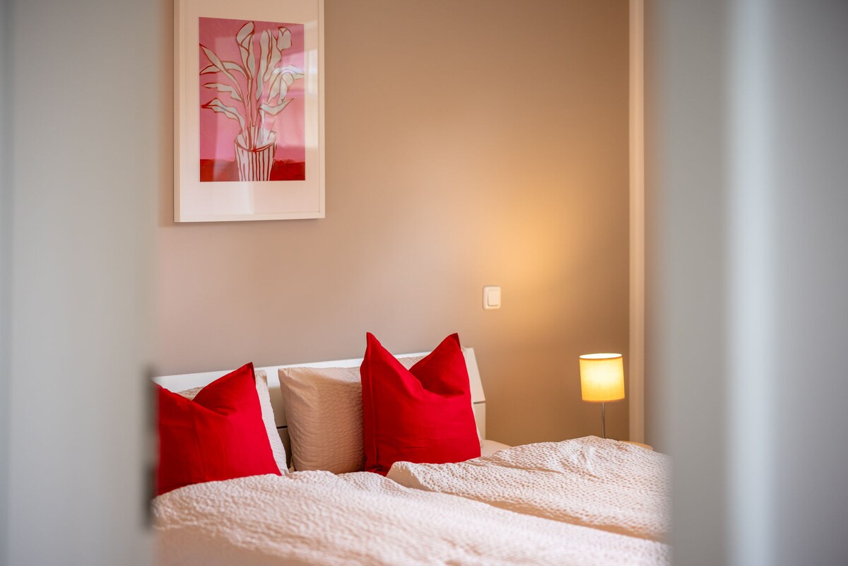 Spavaća soba br. 2 s bračnim krevetom u suterenu.