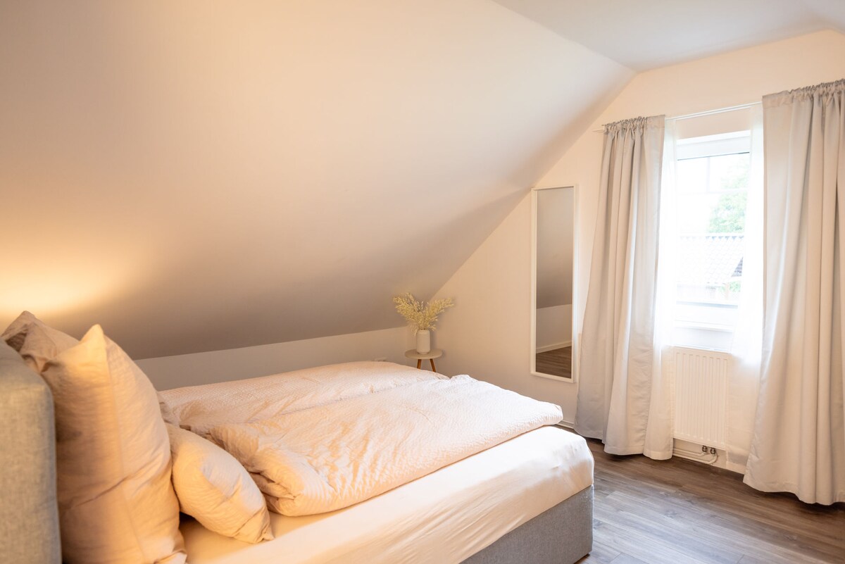 Spavaća soba br. 4 s bračnim krevetom, kaučem na razvlačenje i krevetom za jednu osobu.