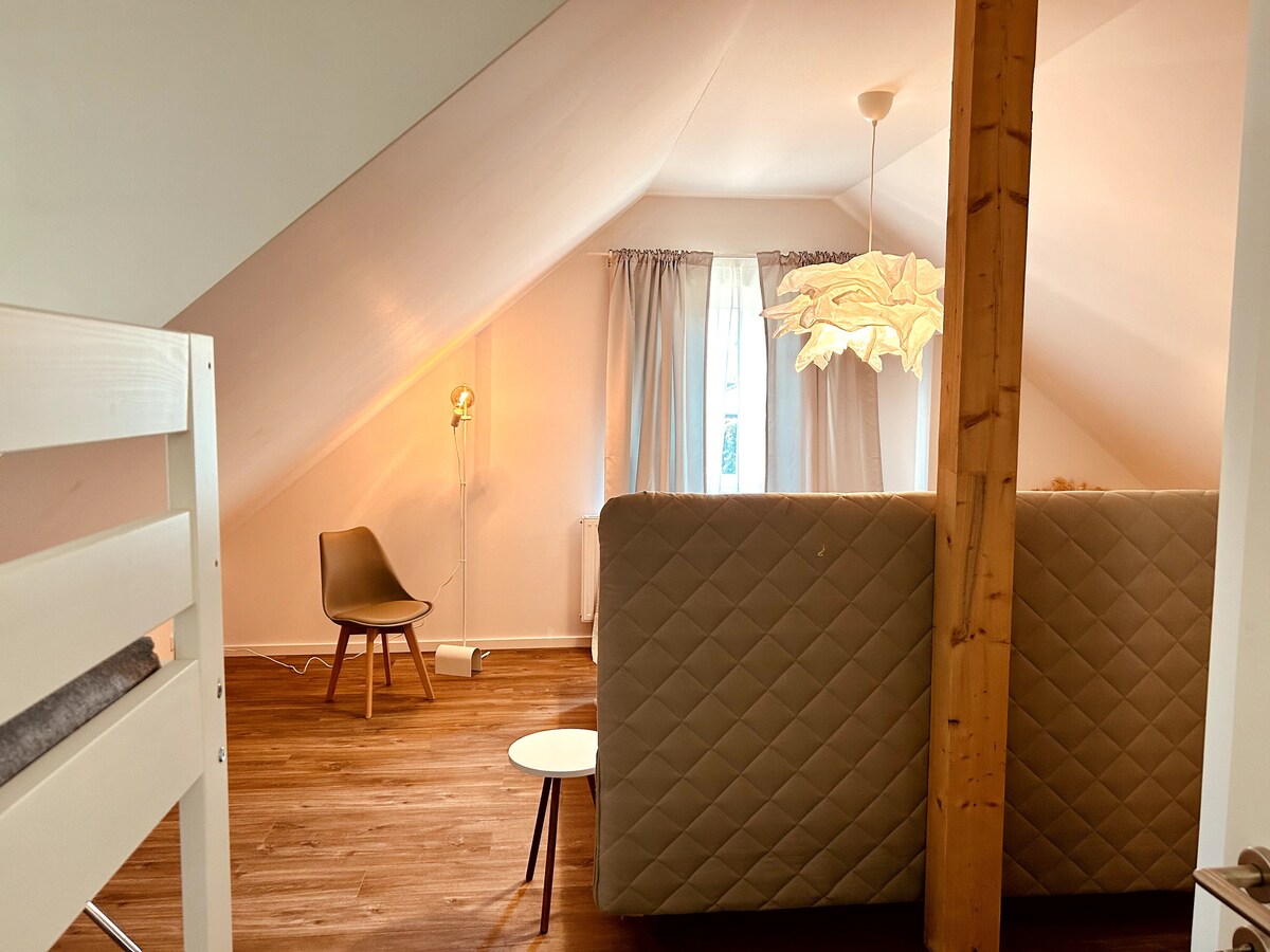 Spavaća soba br. 3 s bračnim krevetom i krevetom na kat.