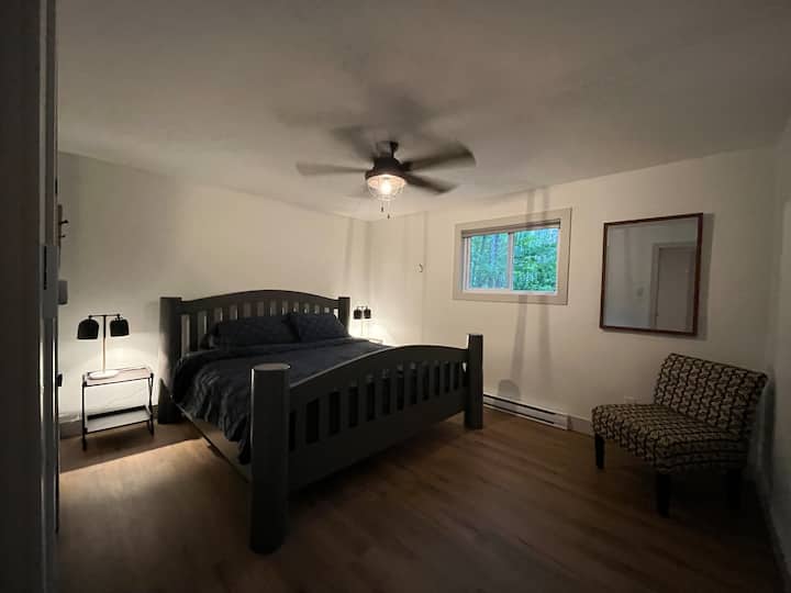 Acogedora cama tamaño king. Persianas opacas y armario personalizado. 
Ubicado en una litera adyacente. 