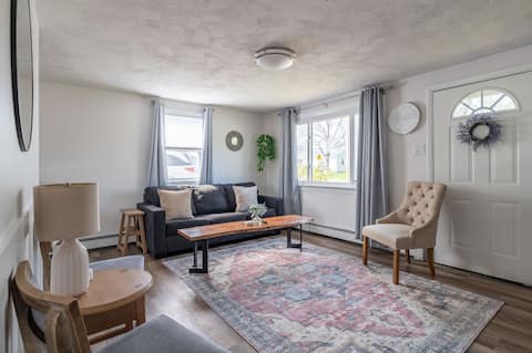 Top Airbnb: Cozy 2 Bedroom House! in Bangor