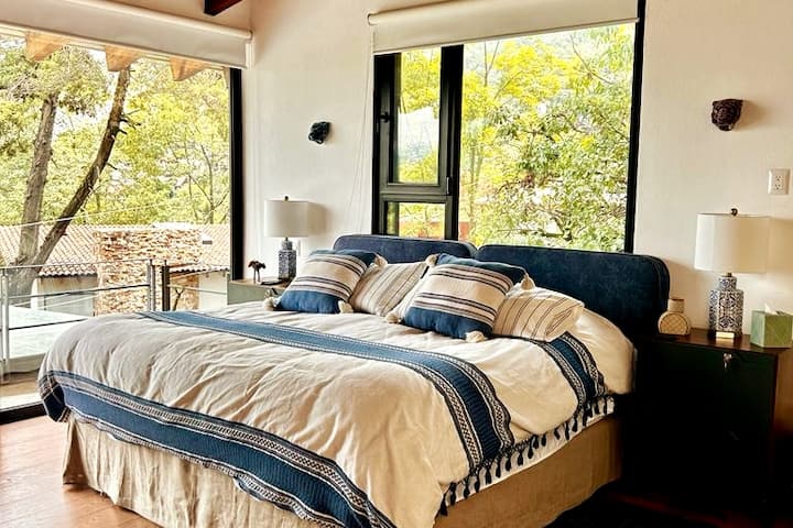 Recamara principal con cama King, A/C y vista al lago