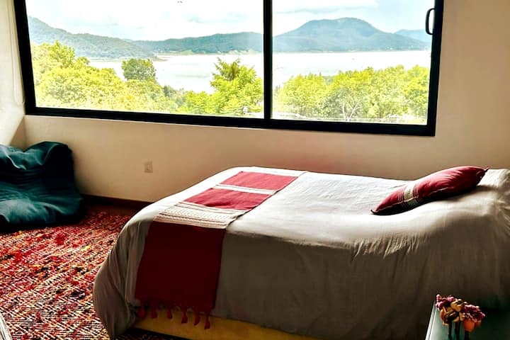 Recamara 2, con 2 camas matrimoniales y vista al lago.