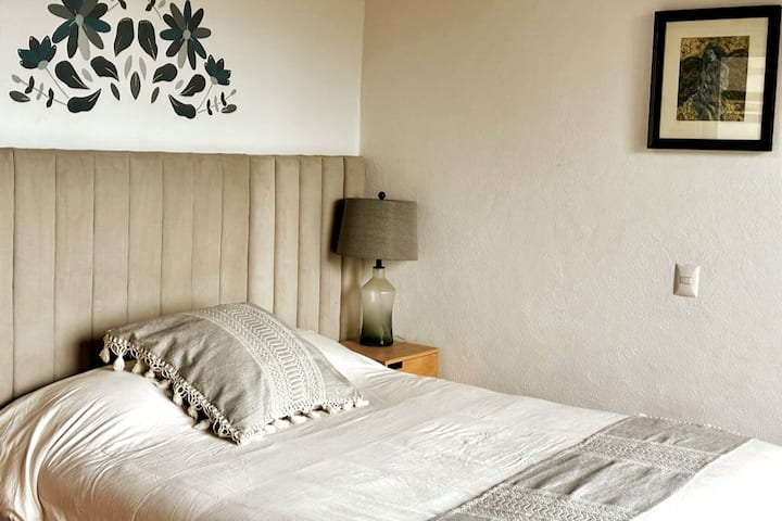 Recamara 3, con cama queen, cama individual y un tapanco con cama matrimonial