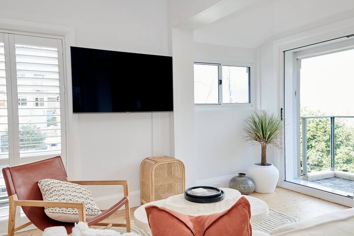 Beachfront 2-storey Penthouse Clovelly “VellyLove” gallery image 3