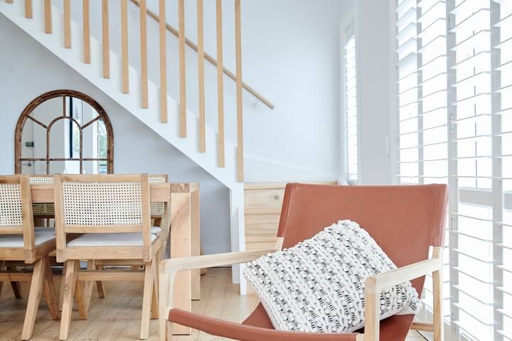 Beachfront 2-storey Penthouse Clovelly “VellyLove” gallery image 4