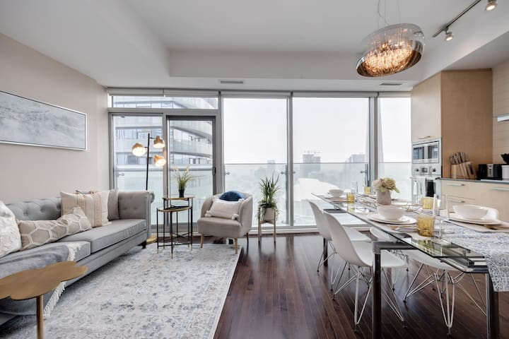 Bright 2 BDRM Suite + Free Parking, CN Tower/MTCC