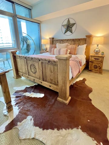 Victory Park Luxurious 2BR AAC Pool Free Parking