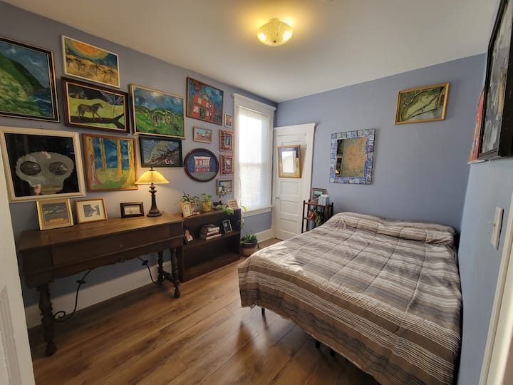 ห้องนอน #1 - ห้องแผนที่  งานศิลปะที่น่าสนใจที่สร้างโดยลีเจ้าของที่พักของคุณมีแผนที่ผนังเต็มรูปแบบ  เตียงขนาดใหญ่ โต๊ะทำงาน และตู้เสื้อผ้า