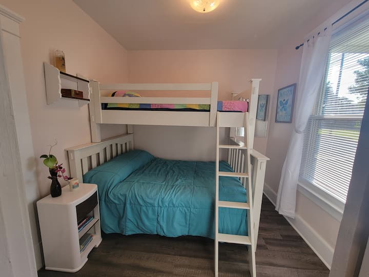 ห้องนอน #2 - ห้องสองชั้น  เตียงแฝดอยู่ด้านบนและด้านล่างเต็มรูปแบบ  มีตู้เสื้อผ้าขนาดเล็กและวิวสวนสาธารณะและ Presque Isle Bay