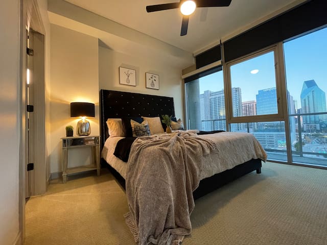 Victory Park Stylish 2BR, AAC, Resort Pool