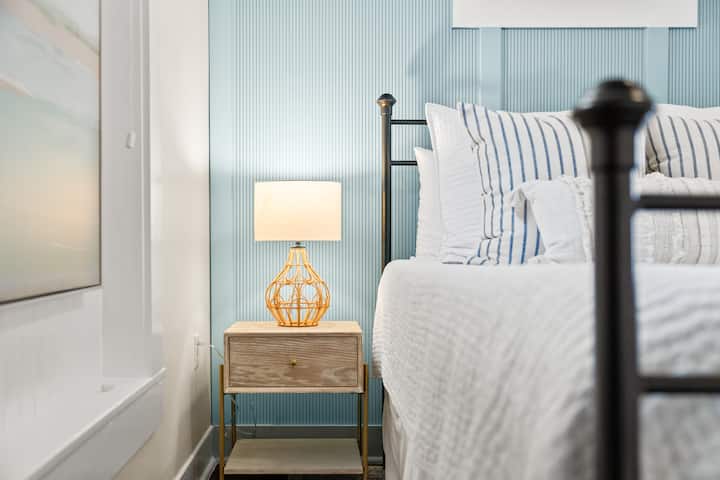 Guest cottage bedroom has a queen bed with body-conforming memory foam mattress (which nearly every guest raves about). The room has its own window a/c and ceiling fan.
