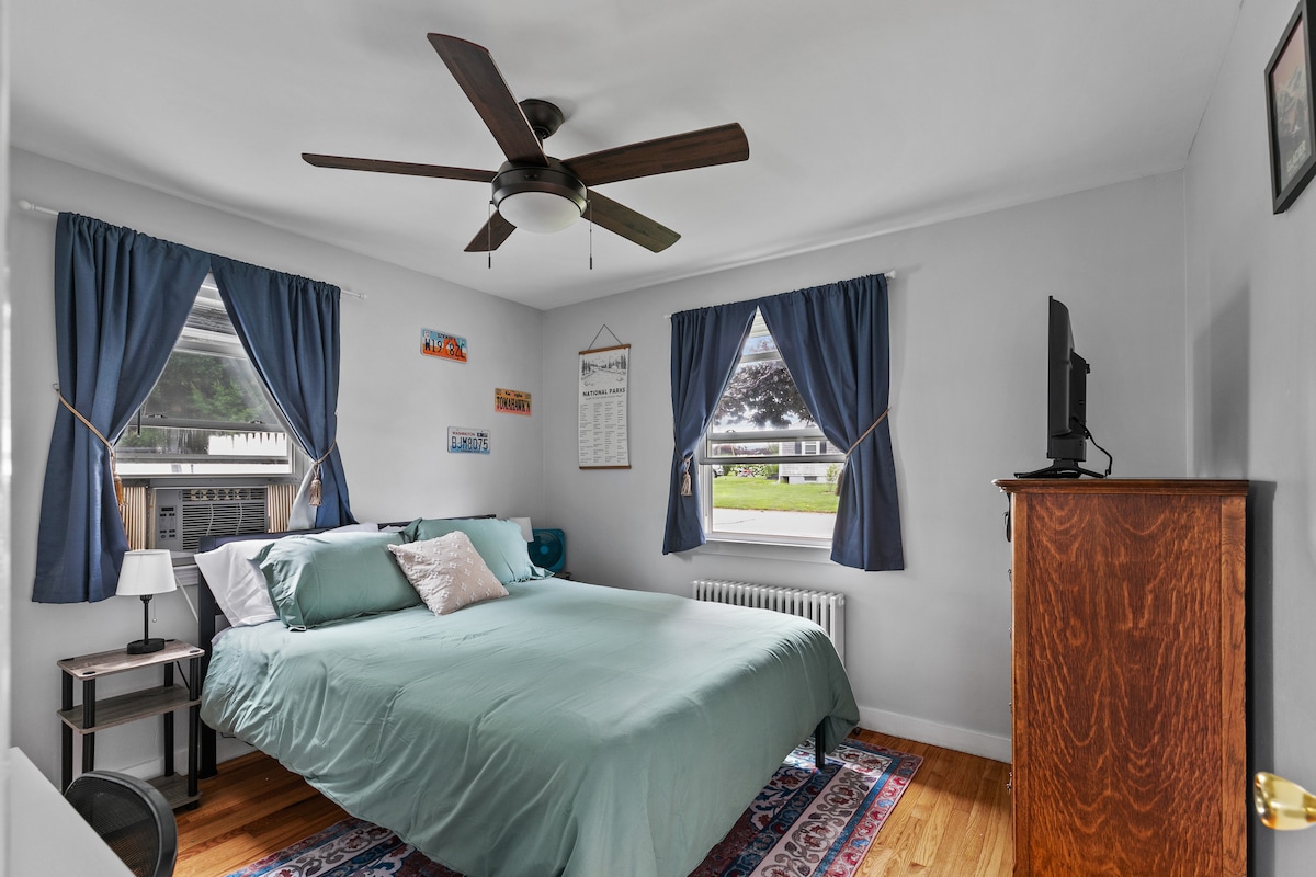 « Road Trip Room » avec un lit Queen Size, un bureau et une télévision.