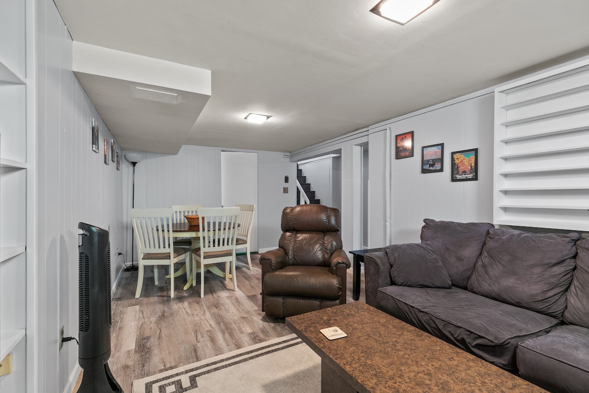 Salon avec canapé convertible.