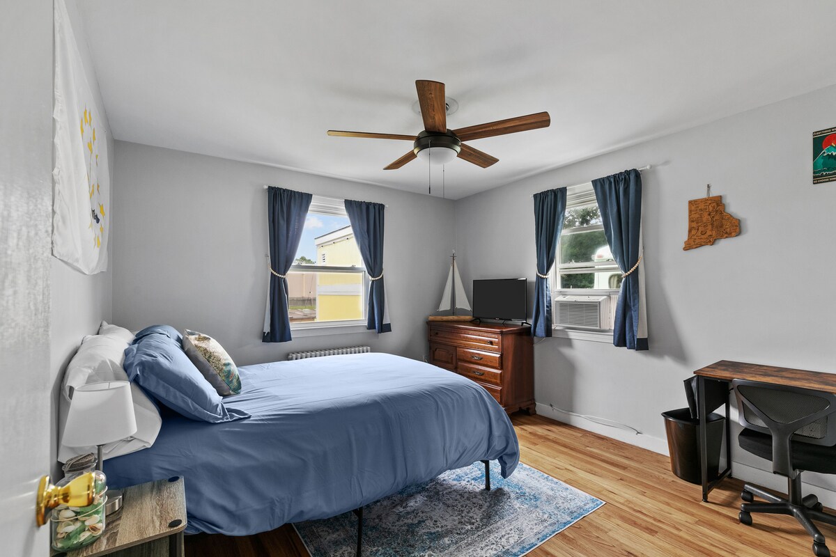 « Chambre Rhode Island » avec un lit double, un bureau et une télévision.