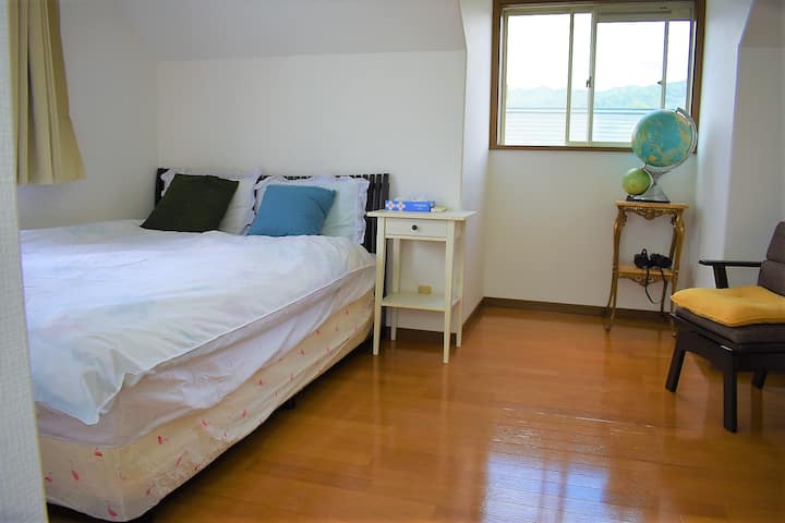 3F
~ Chambre ~
Lit double
Chaises
Il y a beaucoup d'espace pour étaler vos bagages.