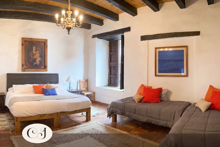 غرفة نوم عائلية بسرير كبير وسريرين فرديين