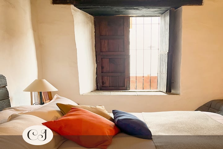 غرفة نوم عائلية بسرير كبير وسريرين فرديين